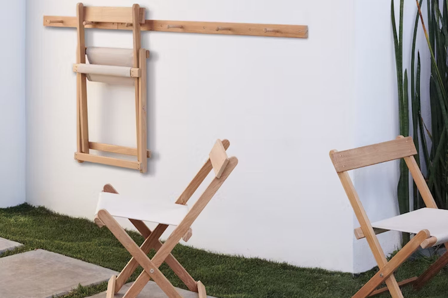 Sustainable Seating: Why Designers Prefer Wood and Canvas Over Modern Plastic