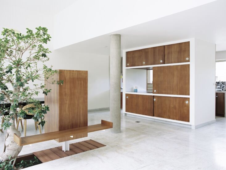 A wooden serving hatch or 'passe-plat' connecting the kitchen and dining room.