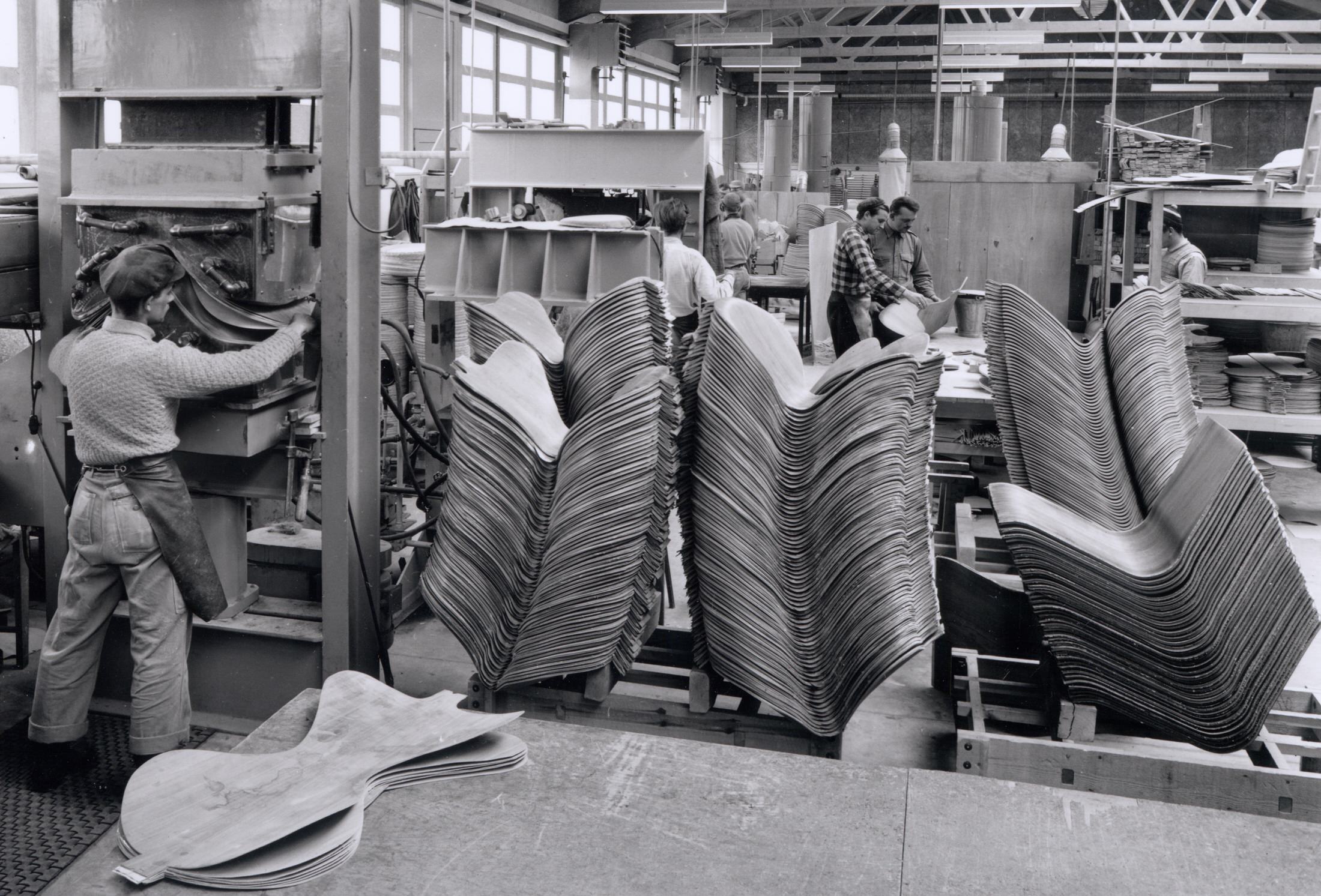 Black and white archival photo of a 1956 production Series 7 chair by Arne Jacobsen.