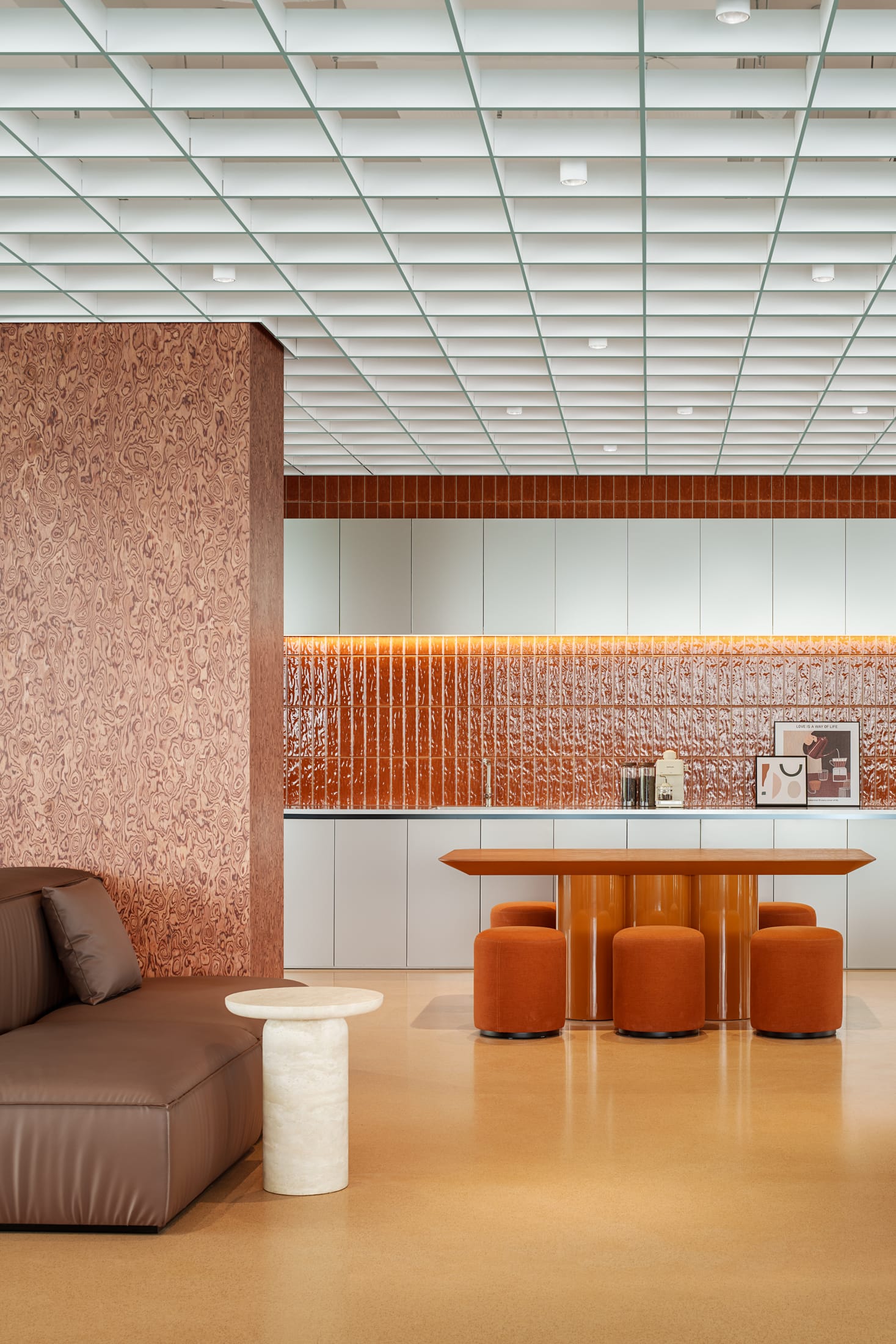 Flexible office layout featuring modular furniture, soft seating, and collaborative zones.