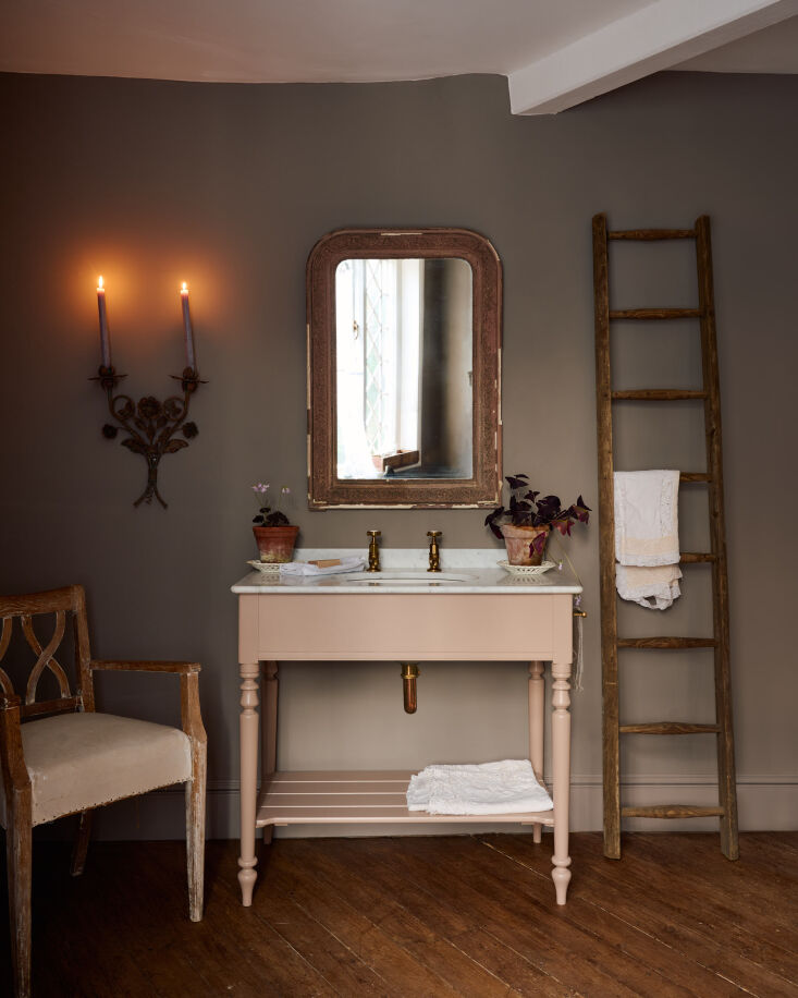 The Large version of the Victorian Washstand in a soft grey Mushroom color, showcasing its wide profile.
