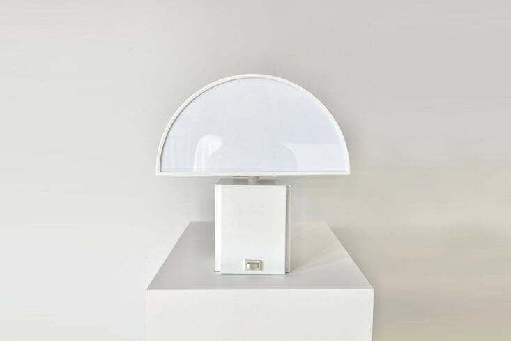 A pair of vintage Harvey Guzzini Olympe table lamps with a creamy, curved 1970s design.