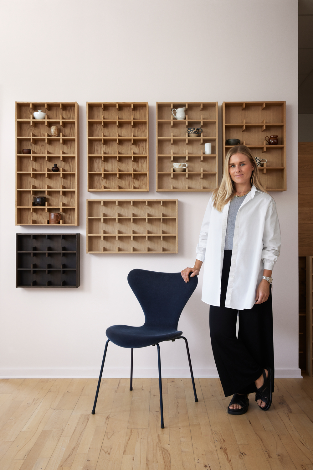 Founder Caroline Birk Bahrenscheer standing in a room with Sætter shelves.