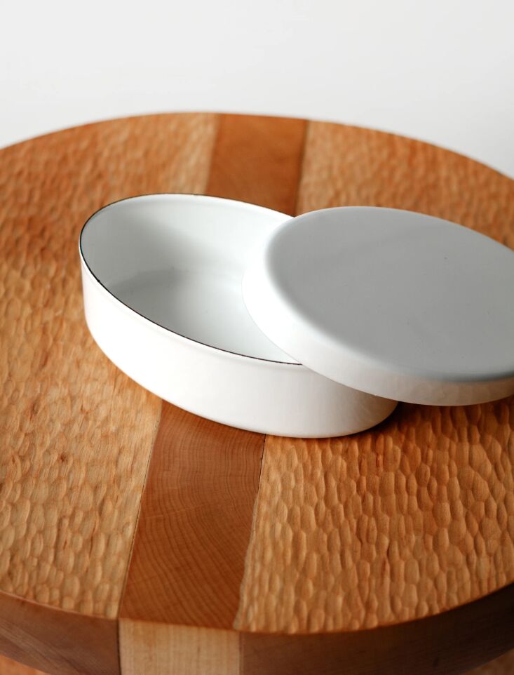 A close-up of a single Classiky Enamel Bento Box highlighting its glossy finish.