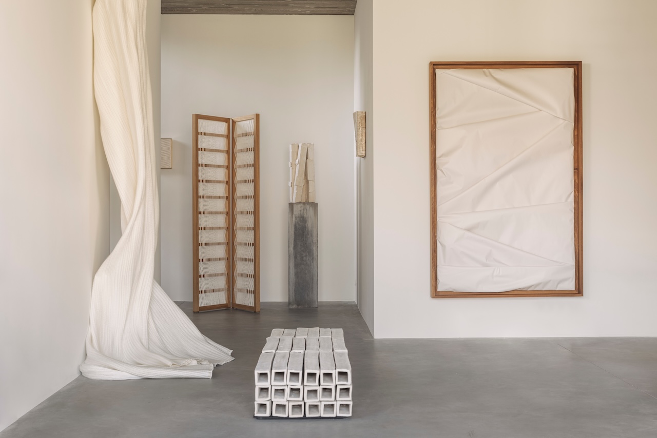 Folded Echoes: Bridging the Gap Between Textile Innovation and Ceramic Art in 2026