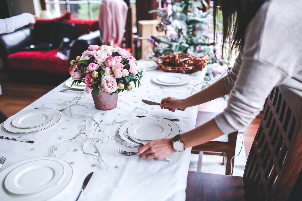 Families with toddlers eating at a solid wood extendable dining table