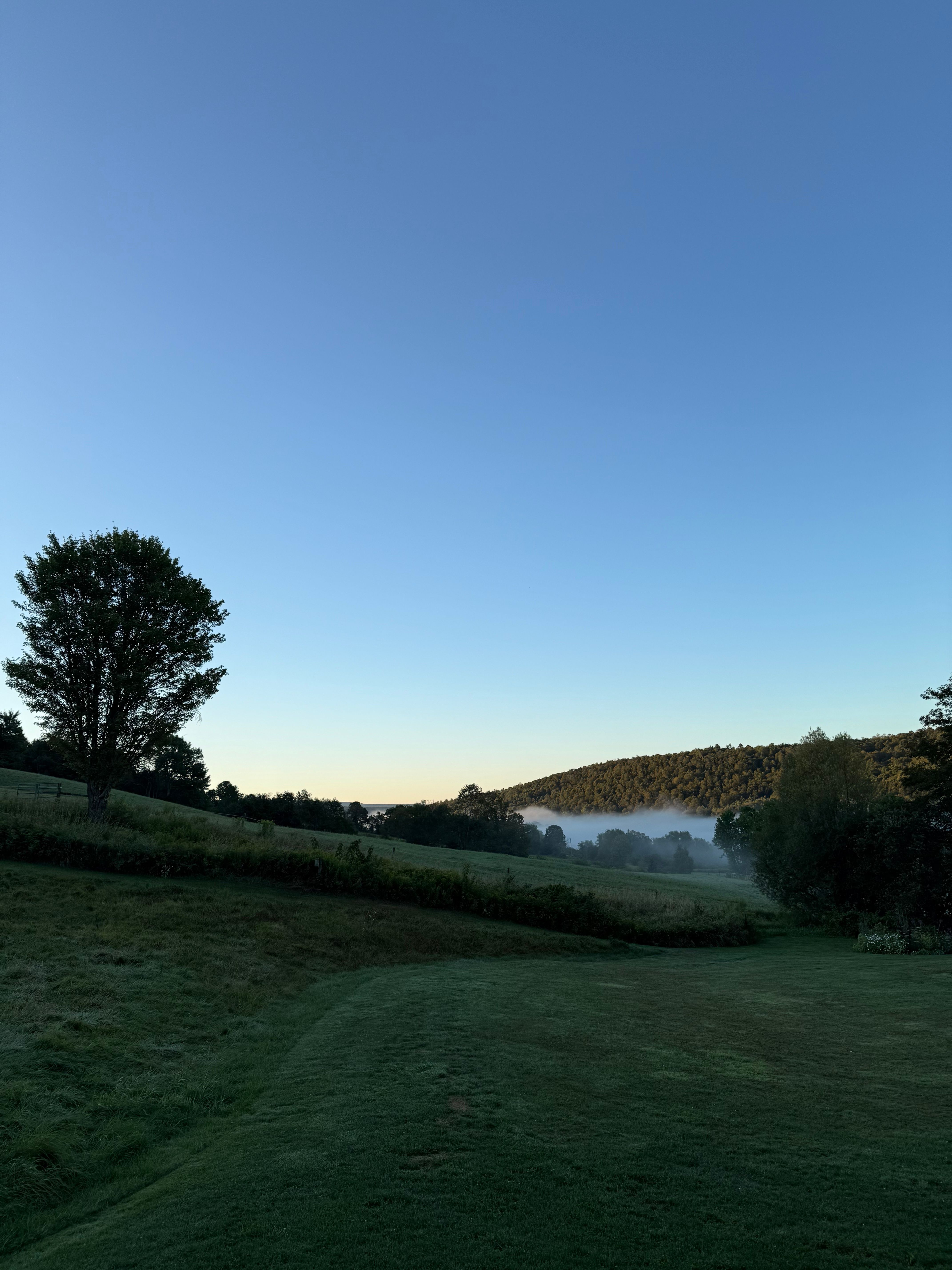 Fall in the Mountains: A Guide to Seasonal Shifts and Best 2026 Hiking Gear