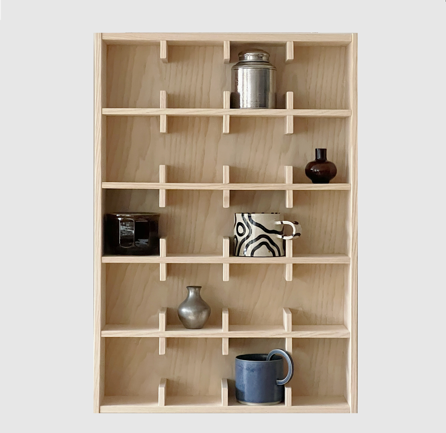 Close-up of the Sætter 5 shelf in light-colored ash wood.