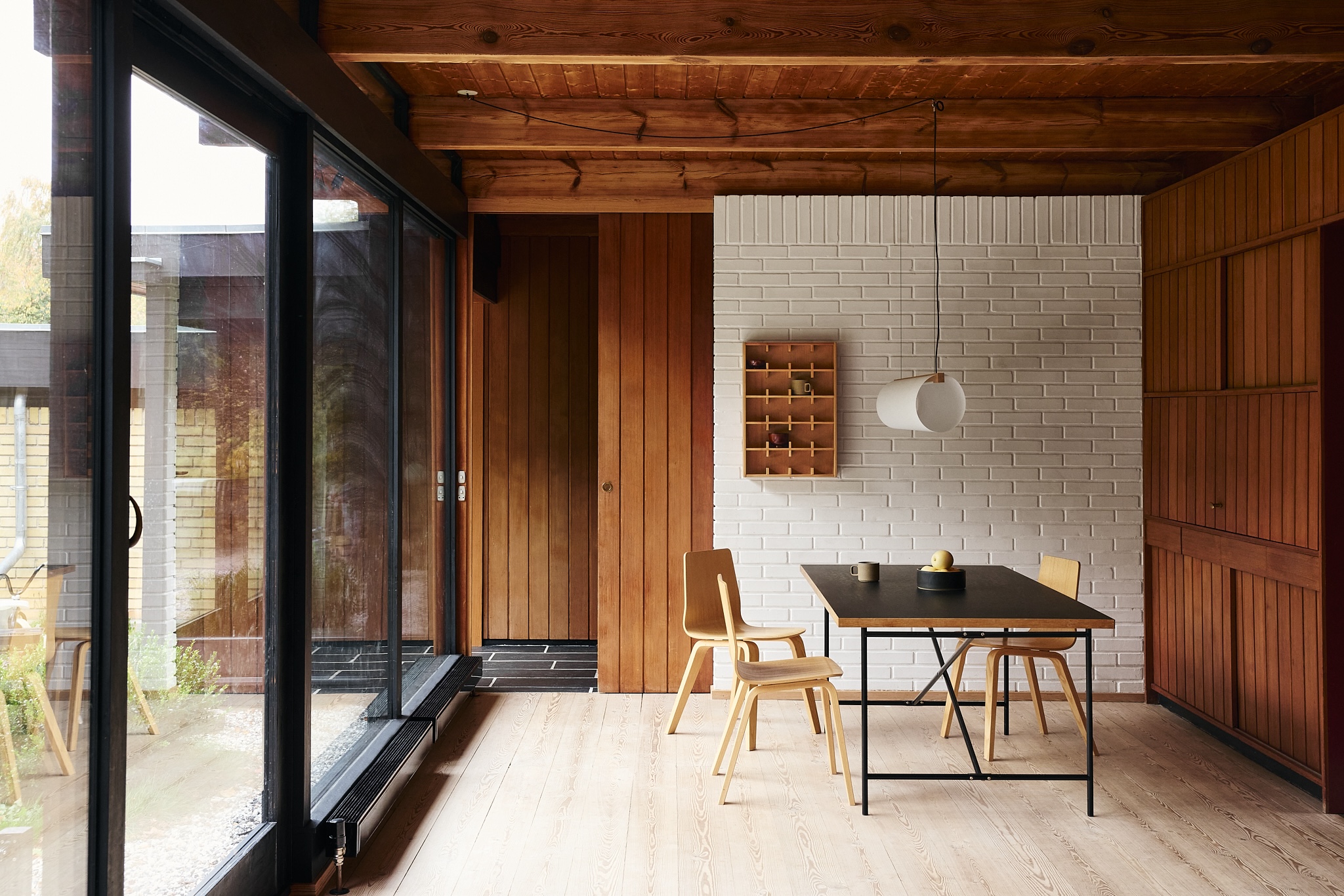 The Sætter 5 in oiled oak used to display small decorative objects in a dining area.