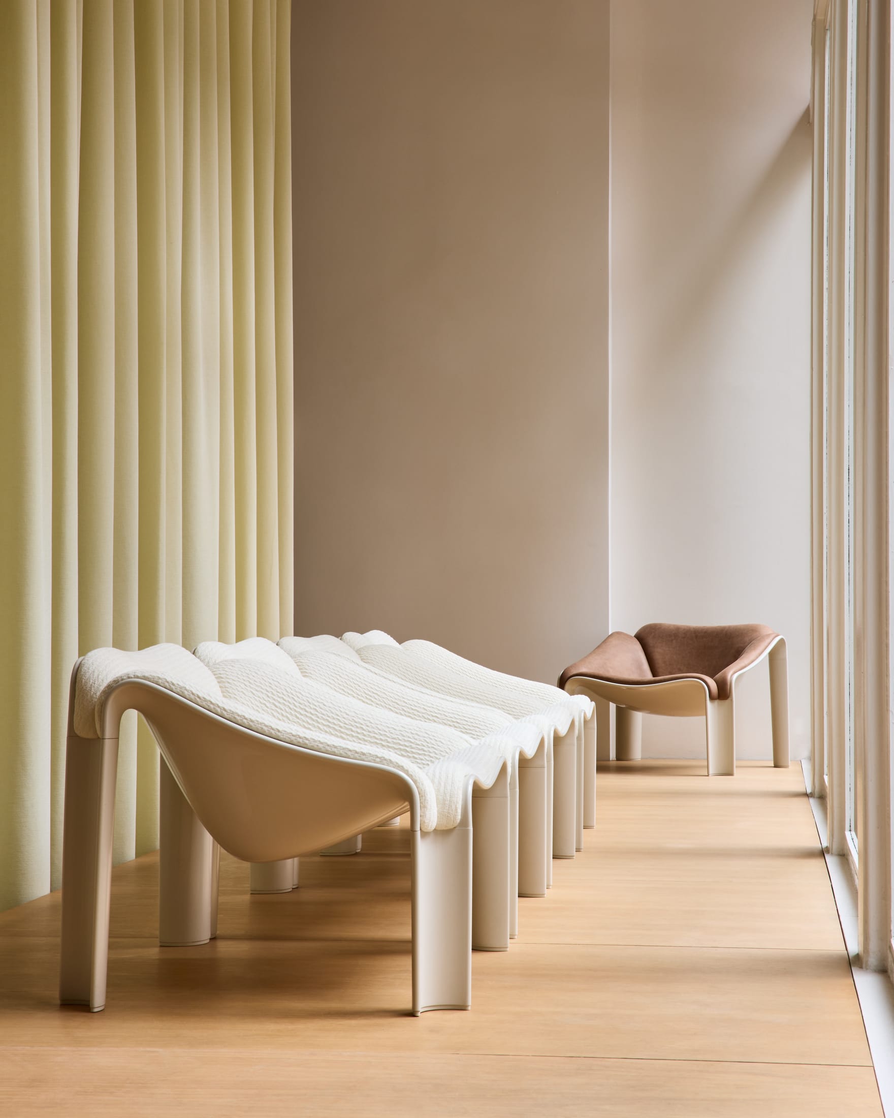 Multiple F300 chairs arranged in a professional showroom display.
