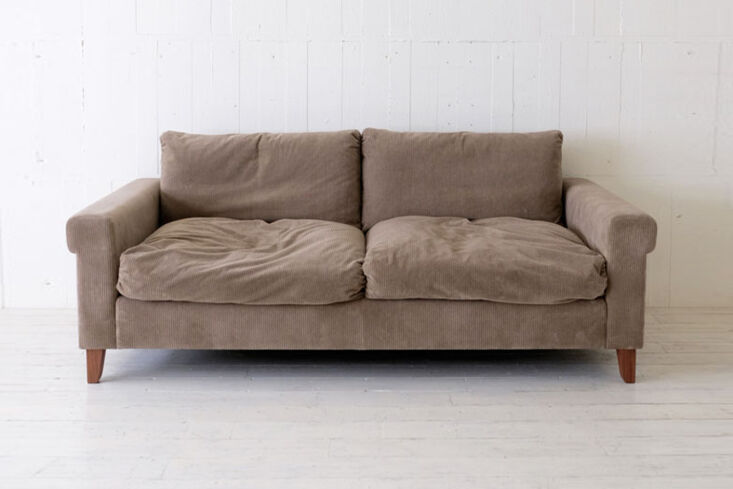 Close-up of a Japanese-made 3-seater sofa in Greige corduroy.