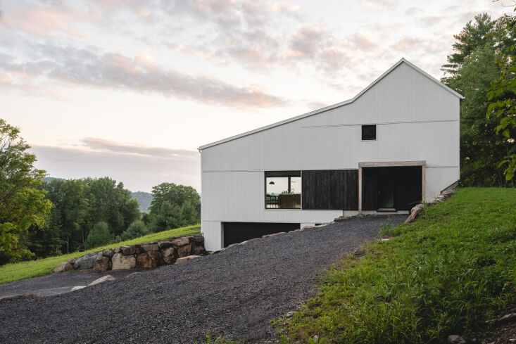Side profile of the Saltbox Passive House in Bromont, featuring double-stud walls and a sleek, high-efficiency design.