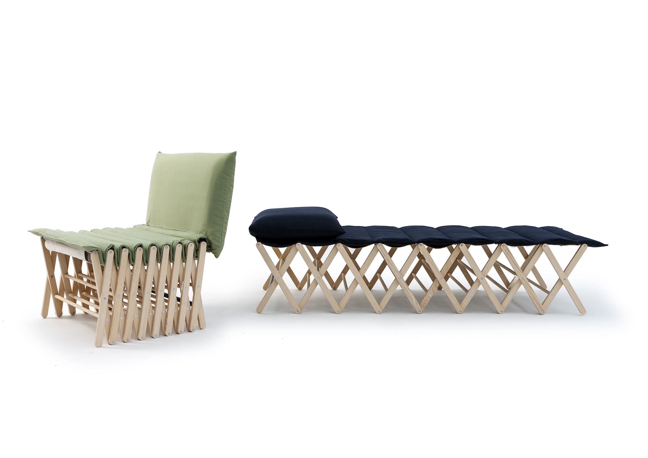 The Brando collapsible chaise longue featuring a natural ash frame and reclining green cushion.