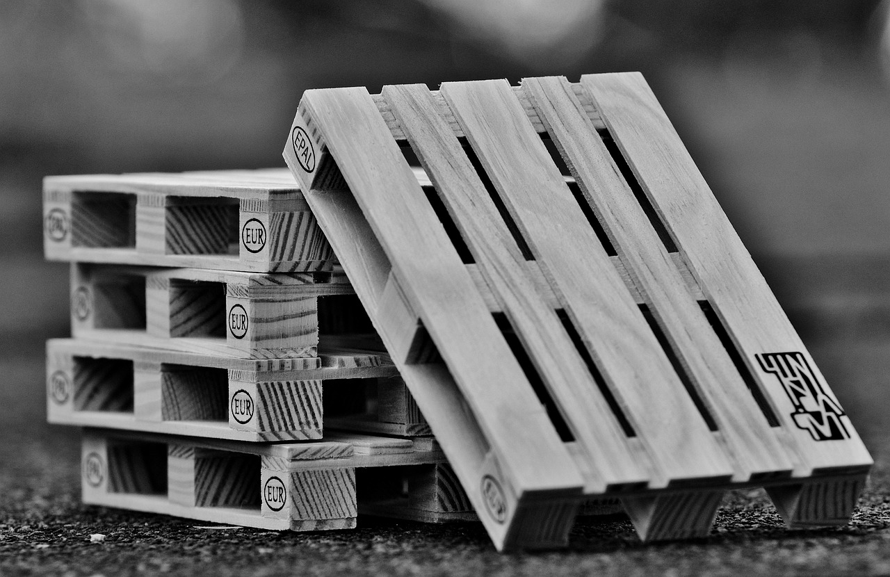 Close-up of plywood edges showing cross-grain veneer core layers