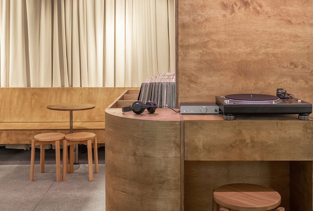 Modernizing Heritage: How Bar Ton Transformed a 1950s Socialist Block into Bucharest’s Premier Listening Bar