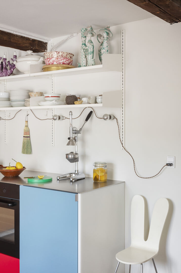 A Copenhagen kitchen with white sconces and silver-tipped bulbs.