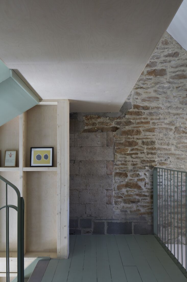 A close-up of a stone wall finished with lime and cork-based insulating plaster.