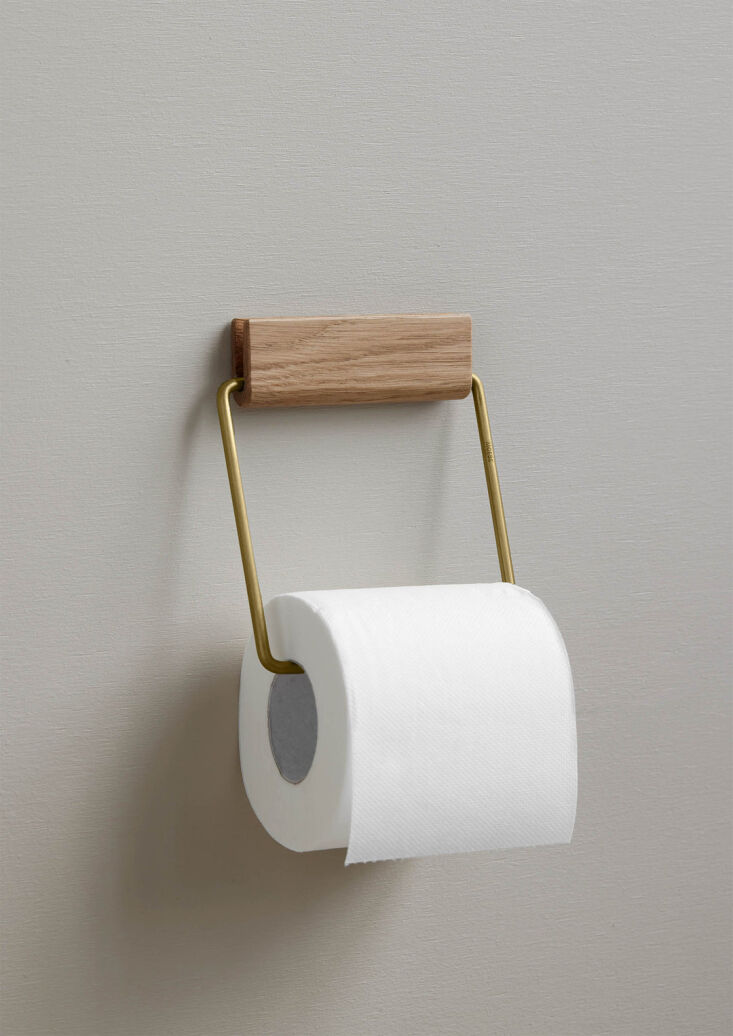 Moebe toilet roll holder featuring a brass wire and oak bracket.