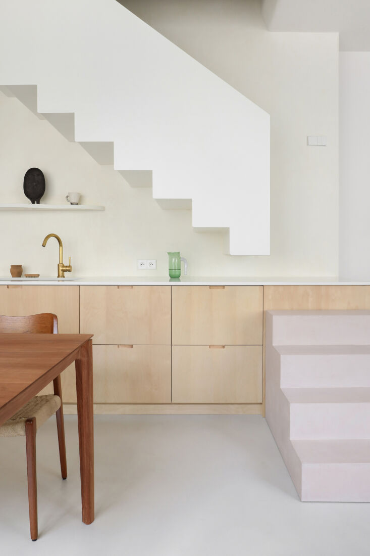 A minimalist pale pink staircase finished in smooth Mercadier paint.