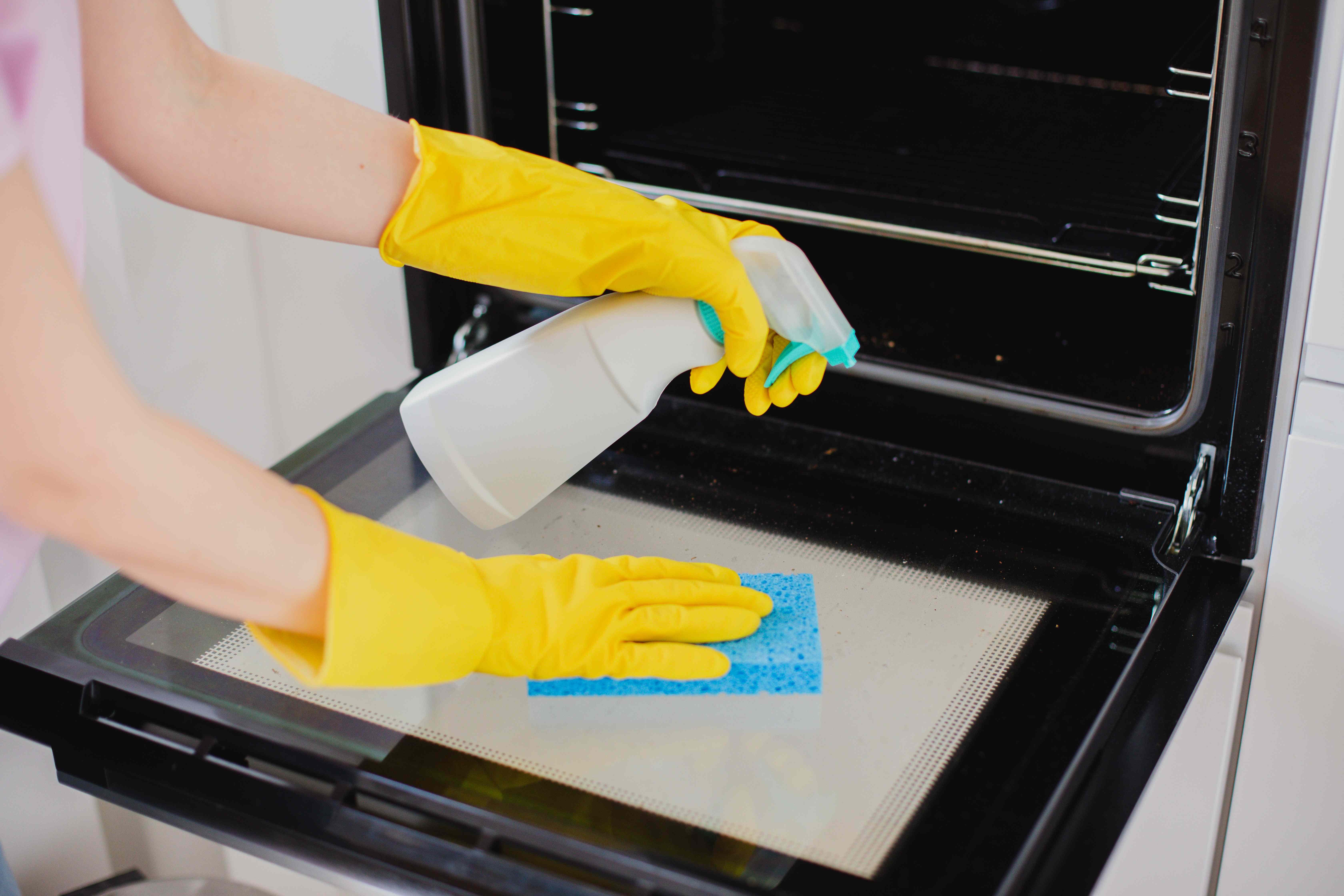 How to Clean Oven Without Scrubbing: Baking Soda Hack