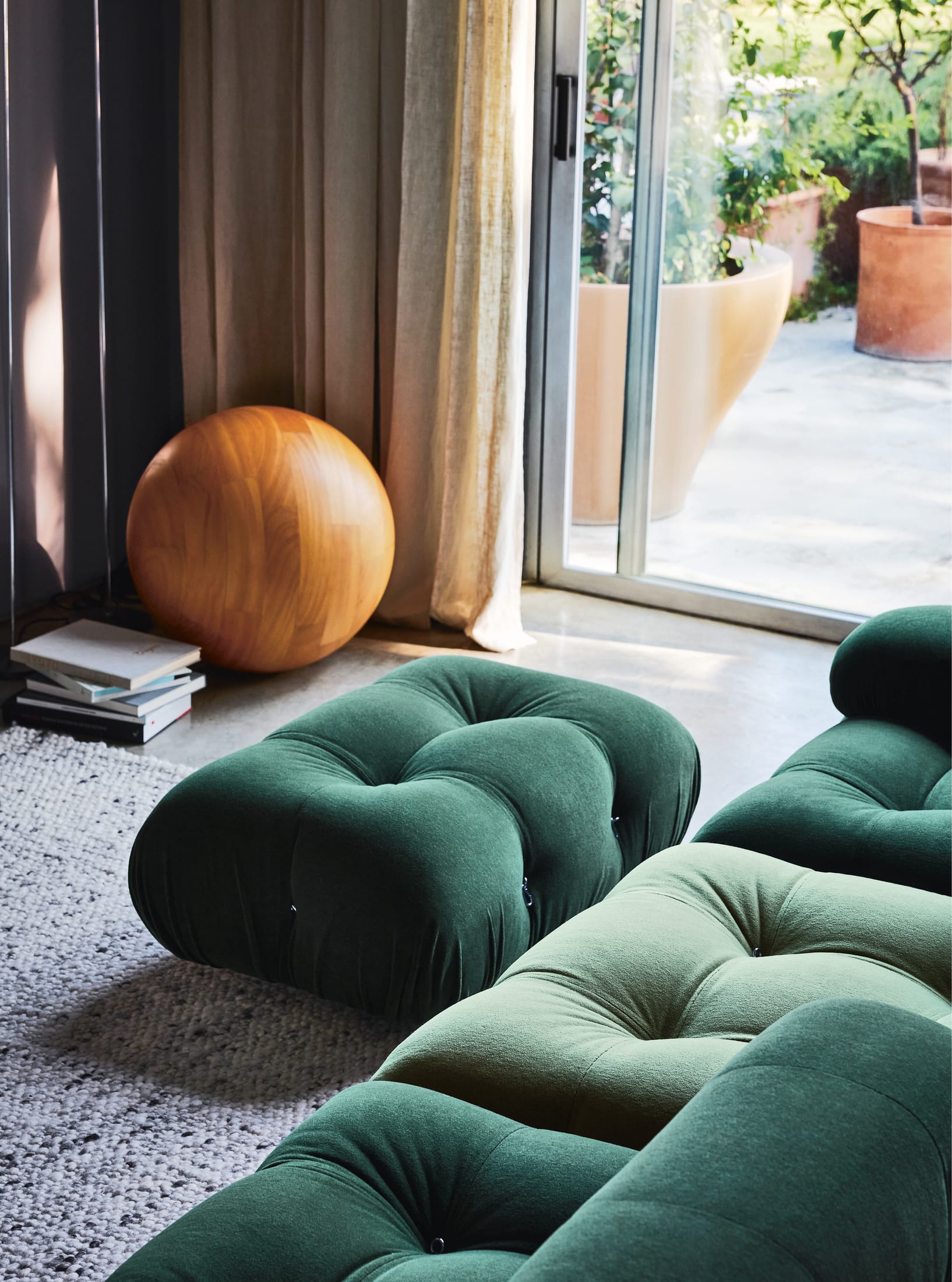 Close-up detail of the metal rings and cable system on a Camaleonda sofa module.