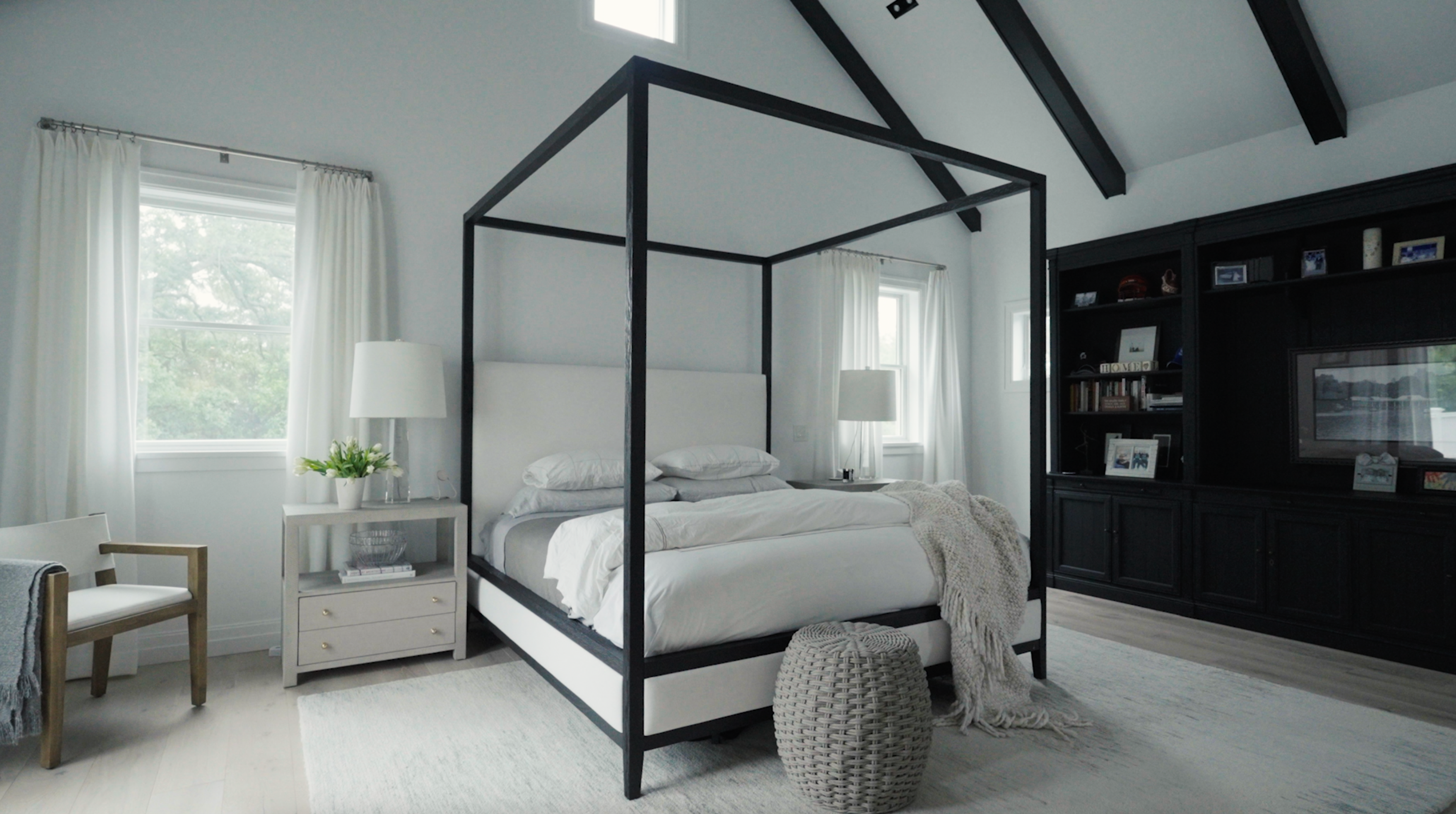 Minimalist and serene bedroom design using natural materials and local textures.