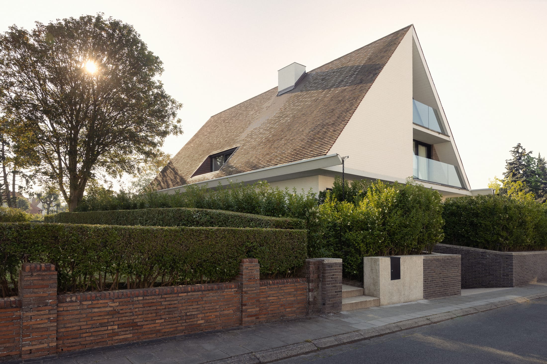 External view of the Stef Claes Duinbergen seaside house showcasing 1970s structural lines.
