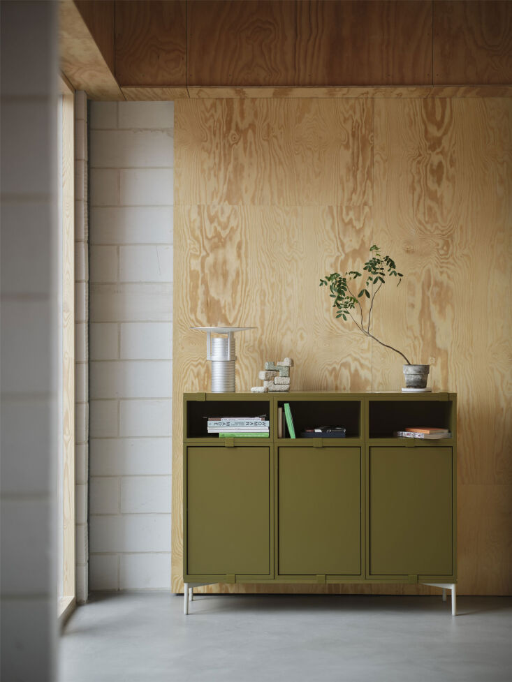 Muuto Set Table Lamp in aluminum with an adjustable circular shade.