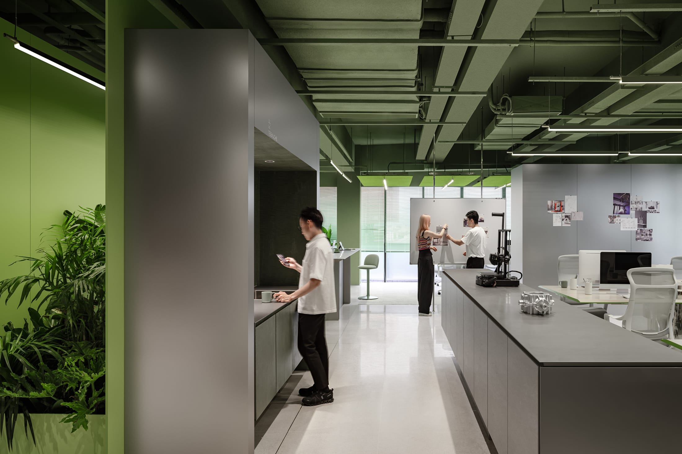 A sleek, contemporary executive meeting area with refined furniture and lighting.